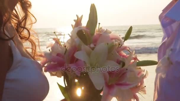 Влюбленные поженились в Индии. Прогулка по пляжу — стоковое видео