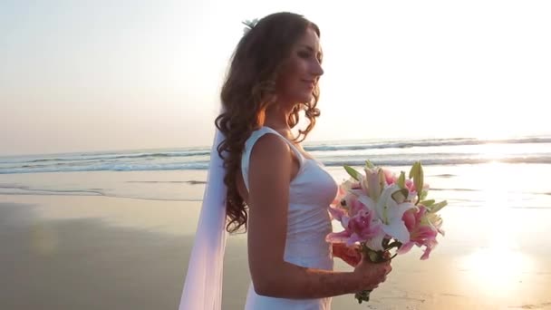 愛好家は、インドで結婚しました。浜辺を歩く — ストック動画