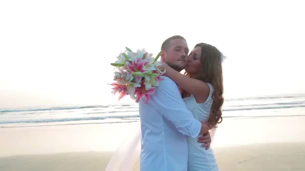 คู่รักแต่งงานในอินเดีย เดินบนชายหาด — วีดีโอสต็อก