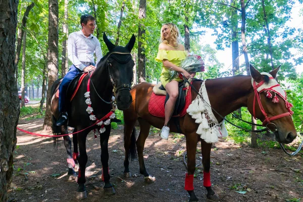 Jeune couple amoureux chevauchant un cheval — Photo
