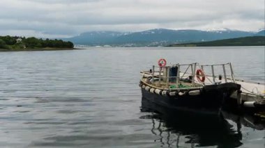 Norveç, Scandinavia bir tekne manzaralı köyün gece hızlandırılmış mesire