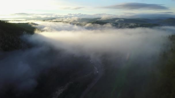 Puesta de sol en las montañas de los Urales en la cresta de Karatash. Volando por dron — Vídeo de stock