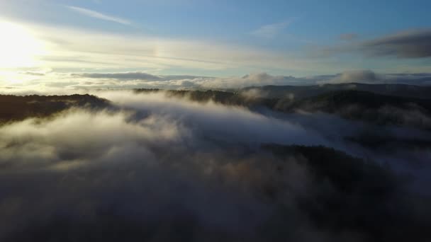 Puesta de sol en las montañas de los Urales en la cresta de Karatash. Volando por dron — Vídeo de stock