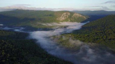 Günbatımı Karatash ridge Ural dağlarında. Uçan uçak tarafından