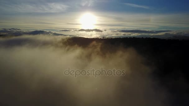 Puesta de sol en las montañas de los Urales en la cresta de Karatash. Volando por dron — Vídeo de stock