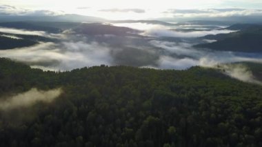 Günbatımı Karatash ridge Ural dağlarında. Uçan uçak tarafından