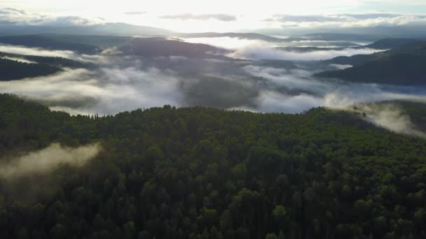Puesta de sol en las montañas de los Urales en la cresta de Karatash. Volando por dron — Vídeo de stock