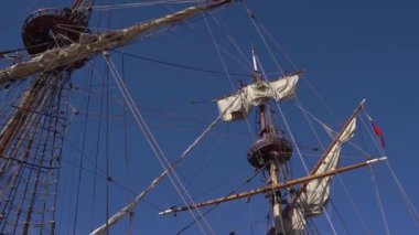 Denizciler iş geleneksel bir yelkenli üzerinde bir yükseklikte yelkenli