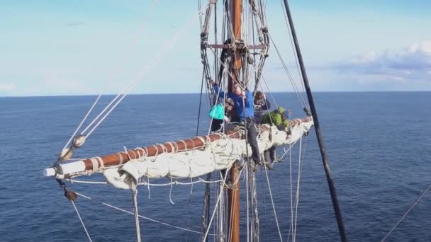 Les marins travaillent avec des voiles en hauteur sur un voilier traditionnel — Video