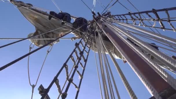 Sailors work with sails at a height on a traditional sailboat — Stock Video