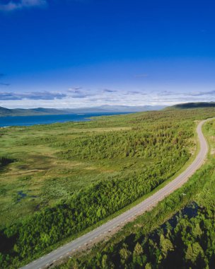 Norveç yol dağlarda. Havadan görünümü