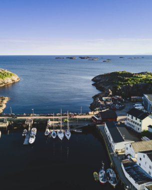 Henningsvaer köyü. Havadan görünümü. Norveç.
