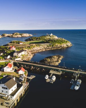 Henningsvaer köyü. Havadan görünümü. Norveç.