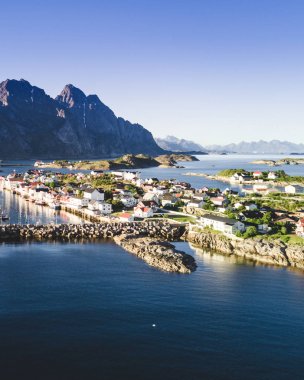 Henningsvaer köyü. Havadan görünümü. Norveç.