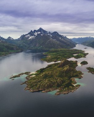 Havadan görünümü dağ manzara Norveç Denizi üzerinde