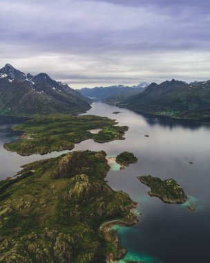 Havadan görünümü dağ manzara Norveç Denizi üzerinde