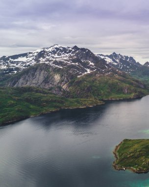 Havadan görünümü dağ manzara Norveç Denizi üzerinde