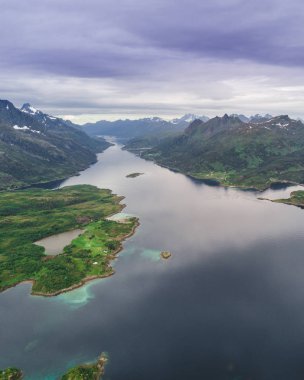 Havadan görünümü dağ manzara Norveç Denizi üzerinde