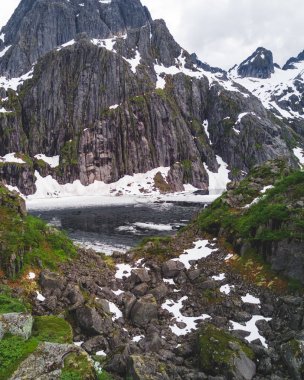 Dağ manzaraları Lofoten Adaları, Norveç Trollfjord üzerinde. Hava