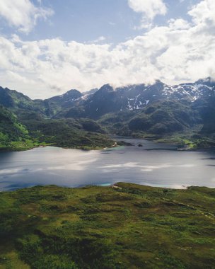 Havadan görünümü dağ manzara Norveç Denizi üzerinde
