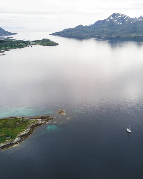 Flygfoto bergslandskap på norska havet — Stockfoto