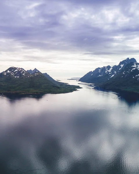 Vue aérienne paysages de montagne sur la mer de Norvège — Photo