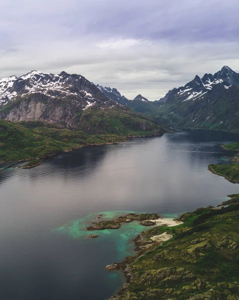 Вид с воздуха на горные ландшафты Норвежского моря — стоковое фото