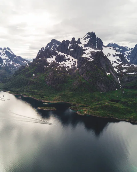 Luchtfoto berglandschappen op de Noorse zee — Stockfoto