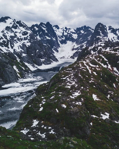 Berglandschappen op Trollfjord op de Lofoten eilanden, Noorwegen. Luchtfoto — Stockfoto