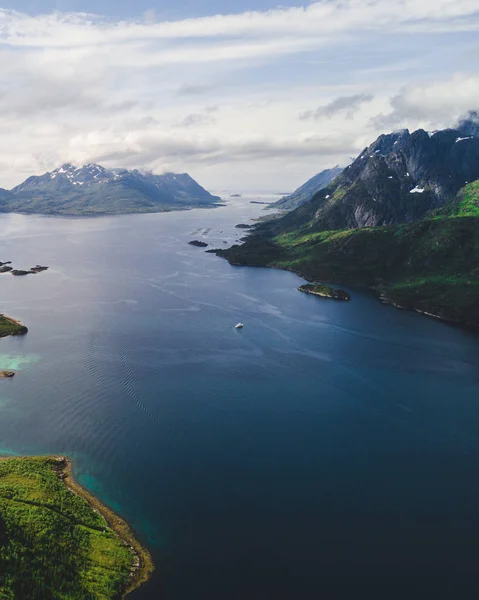 Luchtfoto berglandschappen op de Noorse zee — Stockfoto