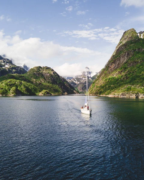 Yachting nel fiordo di Troll. Vista aerea — Foto Stock