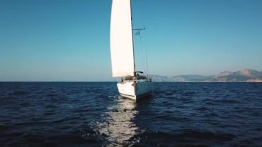 Açık denizde yelken açmanın hava manzarası