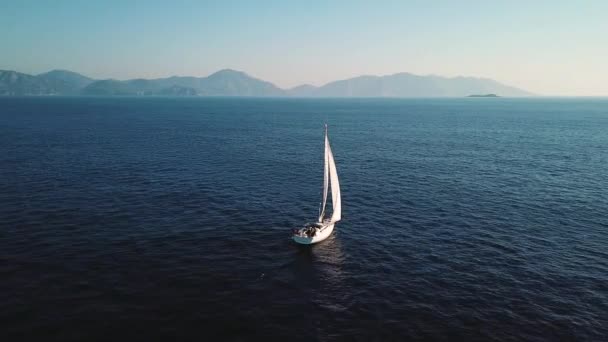 Vista aérea da vela no mar aberto — Vídeo de Stock