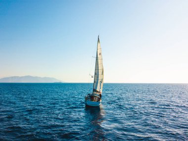 Türkiye, Akdeniz - 27.10.2019: Açık denizde yatın etrafında uçmak