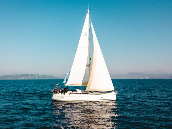 Turquie, Méditerranée - 27.10.2019 : Voler autour du yacht en pleine mer — Photo