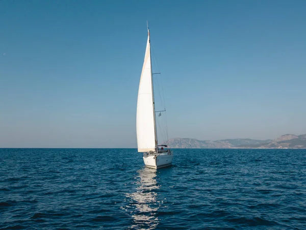 Vue aérienne de la voile en haute mer en Turquie — Photo