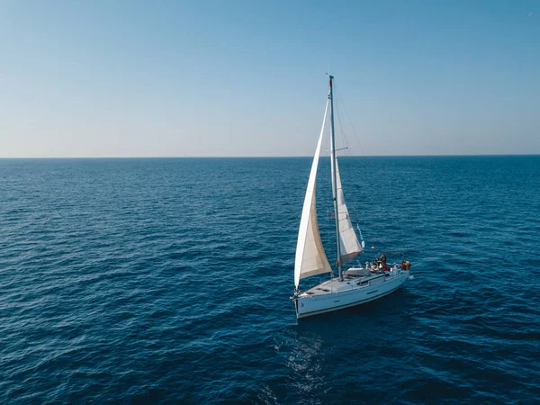 Turquie, Méditerranée - 27.10.2019 : Voler autour du yacht en pleine mer — Photo