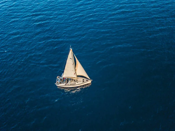 Turquía, Mar Mediterráneo - 27.10.2019: Vuele alrededor del yate en mar abierto — Foto de Stock