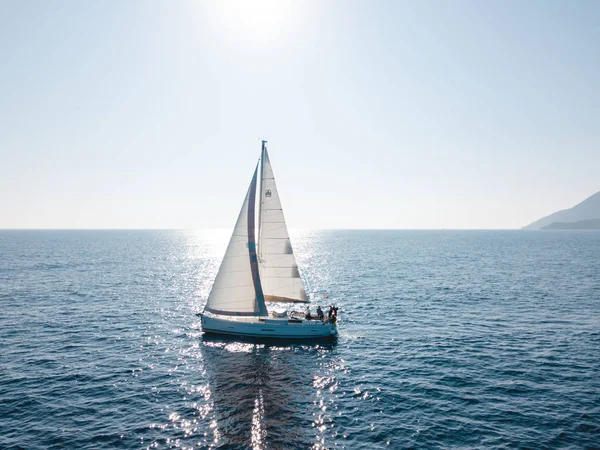 Luftaufnahme vom Segeln auf dem offenen Meer in der Türkei Stockbild