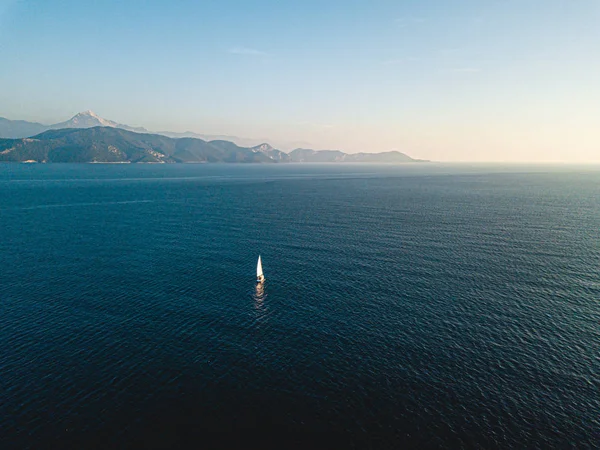 トルコのオープン海でのセーリングの空中ビュー ロイヤリティフリーのストック画像