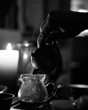 Evde çay içmek için Çin yemeklerine çay dök.