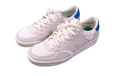 Boktan arka planda izole edilmiş spor ayakkabılar.