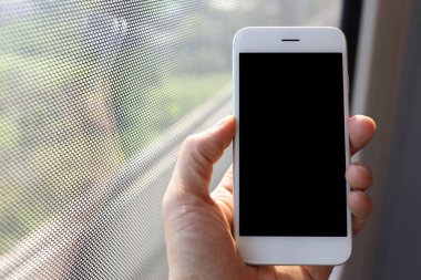 El ele tutuşan akıllı telefon.