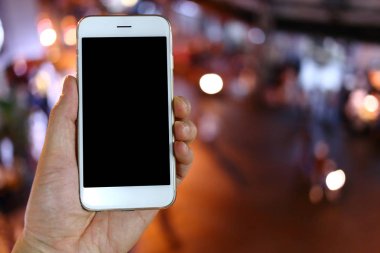 Gece lambası arkaplanı olan akıllı telefon.