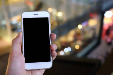 Gece lambası arkaplanı olan akıllı telefon.