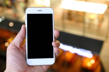 Gece lambası arkaplanı olan akıllı telefon.