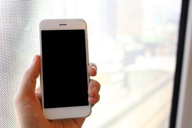 Trende el ele tutuşan akıllı telefon