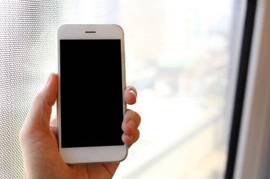 Trende el ele tutuşan akıllı telefon