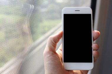 Trende el ele tutuşan akıllı telefon