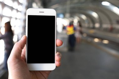 Tren istasyonu geçmişine sahip akıllı telefon.